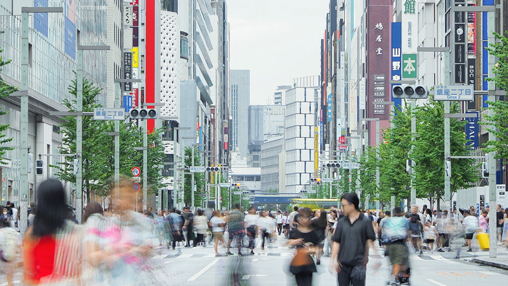 土日祝は歩行者天国に銀座通り